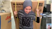 Viral Wanita Perkasa Bekerja 12 Jam, Panggul Kasur Hingga Kulkas Tepi Tetap Ceria. foto: Youtube 'Asrinda Basri