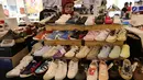 Pengunjung melihat-lihat sepatu sneaker yang dipajang pada Pesta Sneakerpeak Kemang Vol.3 di Atrium Lippo Mall Kemang, Jakarta, Rabu (18/4). Tema acara Retro Futurism merupakan perpaduan modern style dan teknologi. (Liputan6.com/Fery Pradolo)