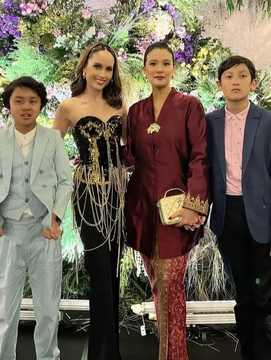 Marcella Zalianty hadir mengenakan kebaya panjang warna maroon dipadukan bawahan kain warna senada. Ia pun membawa handbag warna gold dari Chanel. [@marcella.zalianty]