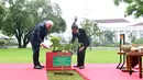 Presiden Joko Widodo (Jokowi) dan Presiden Federasi Jerman Frank-Walter Steinmeier melakukan penanaman pohon Cendana di halaman belakang Istana Kepresidenan Bogor, Kamis (16/6/2022). Penanaman pohon tersebut menjadi salah satu kegiatan rutin Jokowi saat menerima kunjungan kenegaraan. (Foto: Lalily Rachev - Biro Pers Setpres)