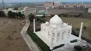 Dalam foto pada 25 November 2021 ini, pemandangan udara dari replika Taj Mahal di Burhanpur di negara bagian Madhya Pradesh, India. Pengusaha India Anand Prakash Chouksey membangun replika Taj Mahal untuk istrinya dengan biaya hingga sekitar Rp 2,6 miliar. (Uma Shankar MISHRA / AFP)