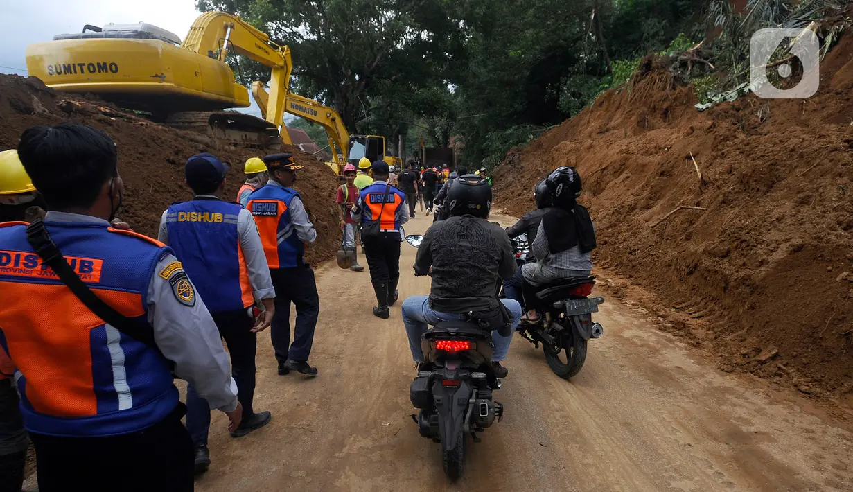 Kendaraan bermotor melintasi ruas jalan Cipanas - Cianjur yang sudah dibuka setelah terjadi longsor akibat gempa bumi di kawasan Cugenang, Cianjur, Jawa Barat, Selasa (22/11/2022). Ruas jalan Cipanas - Cianjur dibuka secara situasional karena di kawasan tersebut masih dilakukan proses evakuasi warga yang masih tertimbun longsor. (merdeka.com/Arie Basuki)