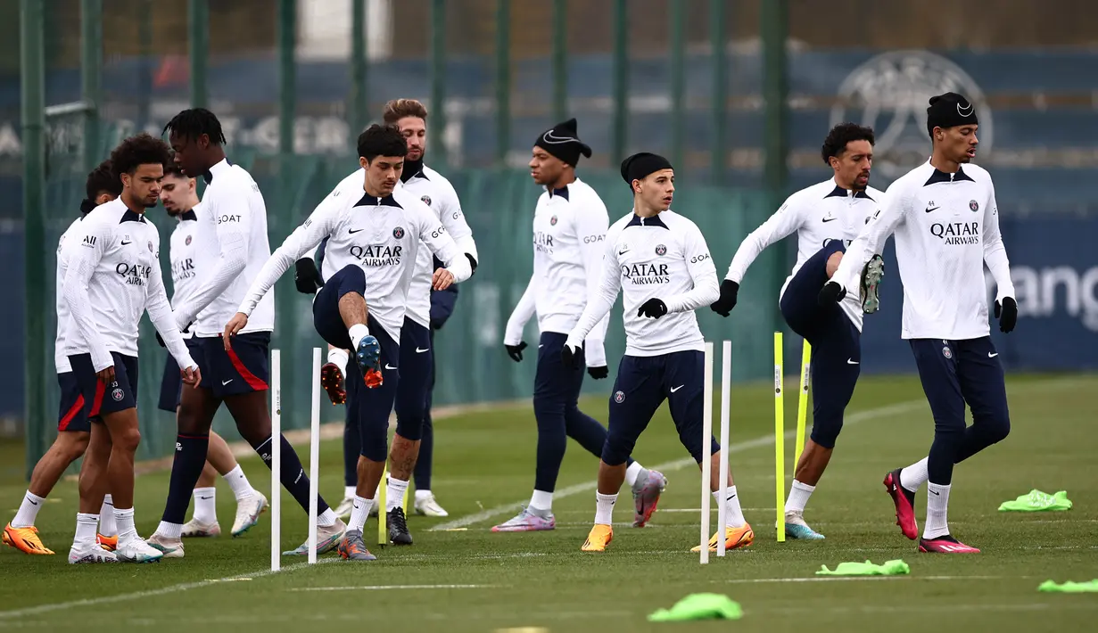 Laga PSG vs Lens tidak bakal mudah. Sebab, Lens sedang berada dalam salah satu form terbaiknya. Dalam empat laga terakhir di Ligue 1, Lens selalu menang. (Photo by Anne-Christine POUJOULAT / AFP)