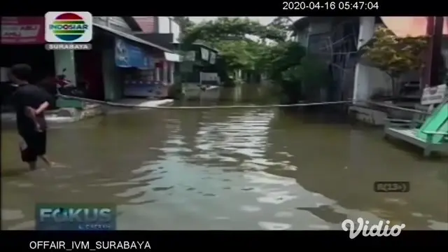 Sungai Anak Bengawan Solo meluap, jalanan antar kecamatan terputus akibat genangan air yang cukup tinggi untuk dilewati oleh kendaraan.