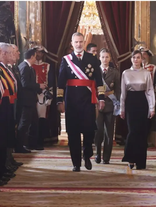 Rambutnya ditata dengan gaya sleek bun yang hadirkan kesan modern.  [Foto: Instagram/ Putri_leonor]