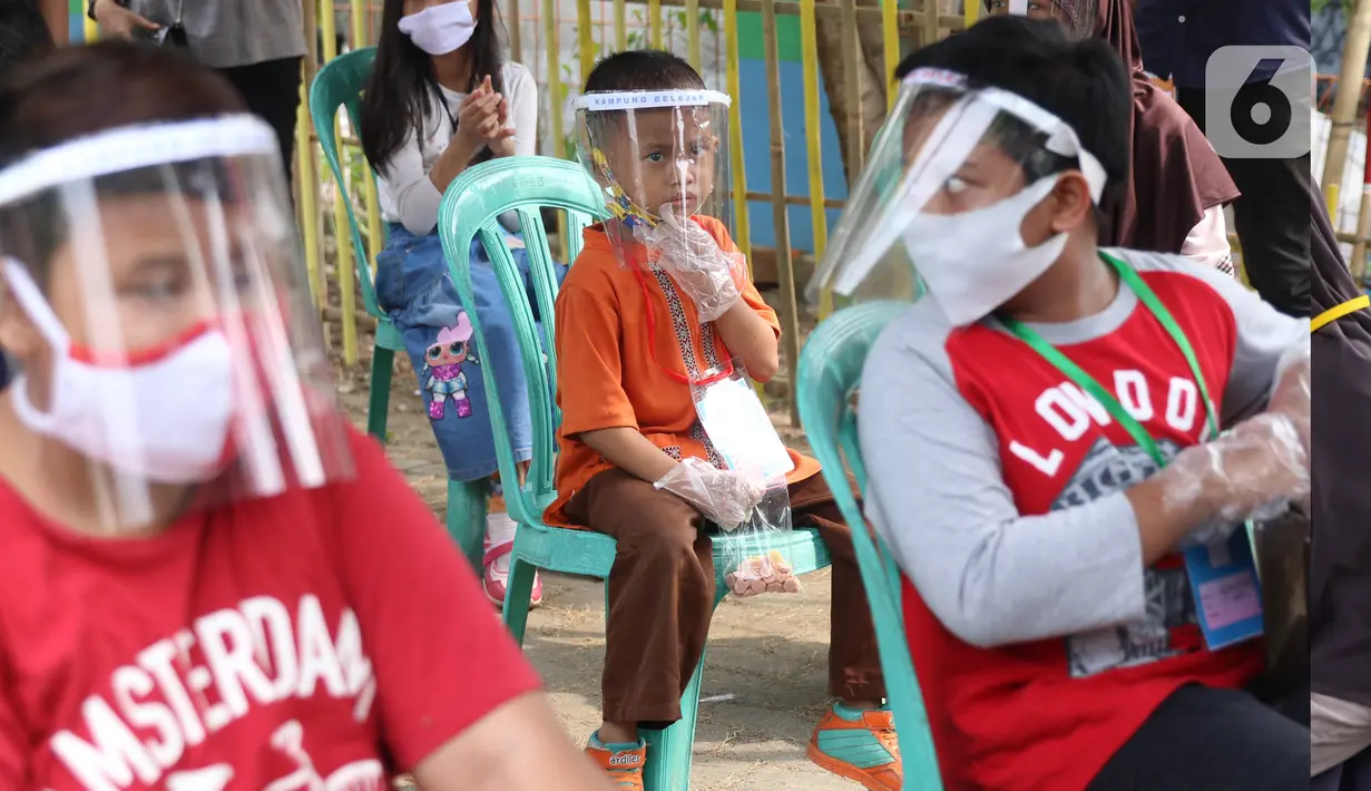 Anak-anak melakukan kegiatan belajar di luar sekolah di Kampung Belajar New Normal di Pinang Indah, Tangerang, Jumat (19/6/2020). Kampung Belajar New Normal ini didirikan untuk anak - anak kawasan tersebut yang ingin kembali bersekolah. (Liputan6.com/Angga Yuniar)