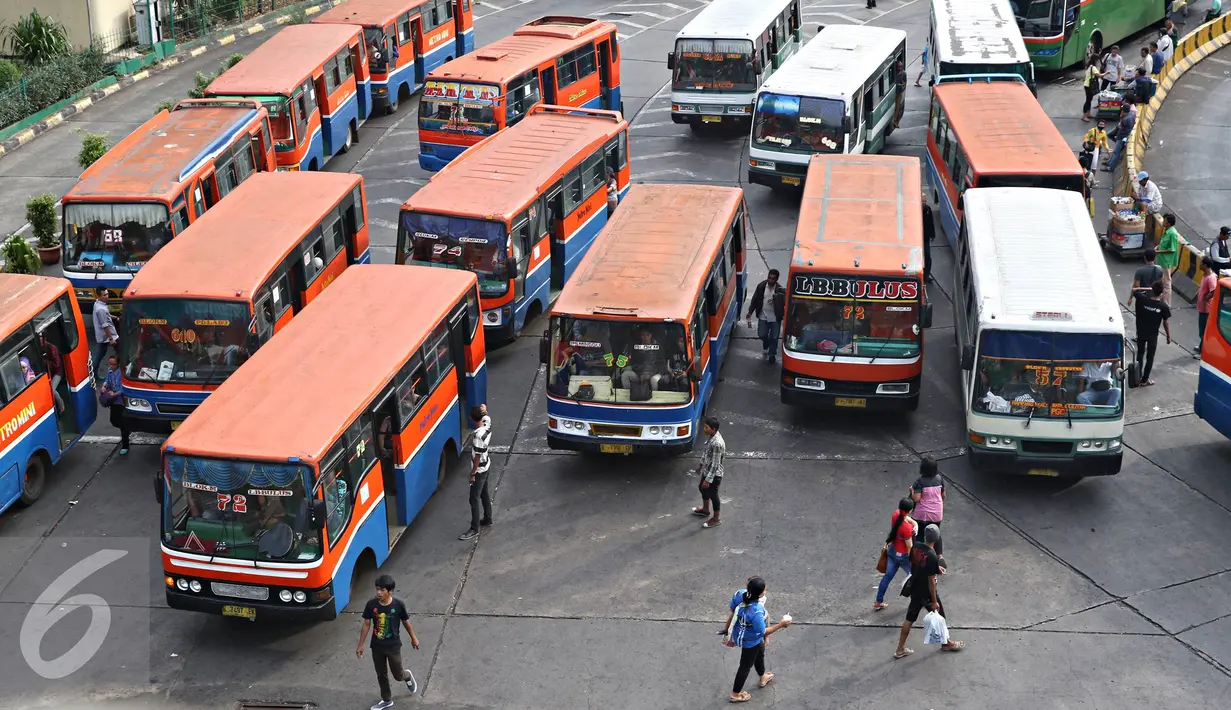 Suasana di Terminal Blok M, Jakarta, Senin (11/4). Gubernur DKI Jakarta Basuki Tjahaja Purnama akan menindak tegas angkutan umum yang belum menurunkan tarifnya sesuai aturan yang berlaku. (Liputan6.com/Immanuel Antonius)
