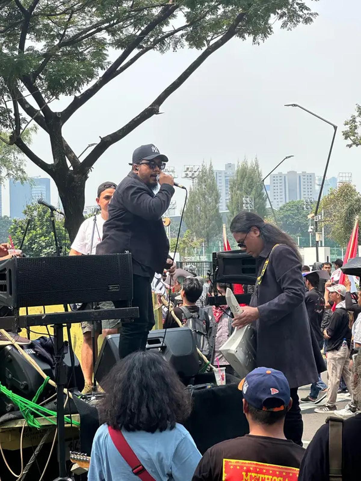 4 Potret Band Methosa Turun ke Jalan Dukung May Day, Sebut Hari Buruh 2025 Bernuansa Magis