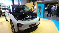 Di samping memamerkan i8 dan i3, BMW memajang sebuah peranti pengisian baterai mobil listrik. 