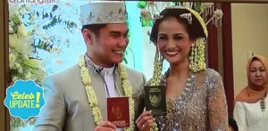 Acha Septriasa resmi menikah dengan Vicky Kharisma, keduanya tampak serasi sebagai suami dan istri saat menggelar konfrensi pers di Hotel Le Meridien Jakarta Pusat (11/12). Lalu benarkah kabar yang mengatakan jika mereka dijodohkan oleh orangtua?