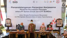 Dirut PT Semen Gresik, Mukhamad Saifudin (kiri), Direktur BUMDes PT Indo Kadiwono Sukses, Uswatun Khasanah (kanan) menandatangani Perjanjian Kerjasama Pendirian Perusahaan Patungan antara PT Semen Gresik dengan 6 PT BUMDes di Rembang, Kamis (9/4/2020). (Liputan6.com/Pool/SIG)