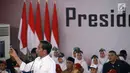 Presiden Joko Widodo atau Jokowi menunjukkan Kartu Indonesia Pintar (KIP) di GOR David-Tonny, Gorontalo Jumat (1/3). Tahun 2019 Provinsi Gorontalo mendapatkan jatah 80.502 KIP. (Liputan6.com/Arfandi Ibrahim)