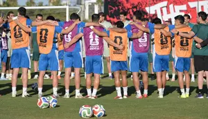 Para pemain Iran berkumpul dalam lingkaran saat sesi latihan untuk pertandingan Grup G turnamen sepak bola Piala Dunia 2026 melawan Selandia Baru di Tijuana, Meksiko pada 13 Juni 2026. (Guillermo Arias/AFP)