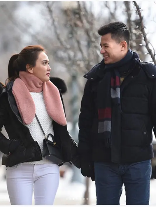 "Terima kasih sudah banyak menerima segala kurangnya aku 😬bisa terima istri yang ga bisa masak, cerewet, suka jutek🤣 ( ini kayaknya nular kamu deh abis kamu jutek juga grrr ) dan masih banyak lagi kurangnya aku," lanjutnya. (Instagram/shandyaulia)