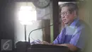 Ketum Partai Demokrat Susilo Bambang Yudhoyono (SBY) menggelar konferensi pers di Cikeas, Bogor, Rabu (2/11). Dalam kesempatan itu SBY juga berbicara mengenai TPF Munir, kekayaan SBY dan rumah pemberian negara di Jakarta. (Liputan6.com/Herman Zakharia)