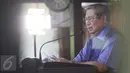 Ketum Partai Demokrat Susilo Bambang Yudhoyono (SBY) menggelar konferensi pers di Cikeas, Bogor, Rabu (2/11). Dalam kesempatan itu SBY juga berbicara mengenai TPF Munir, kekayaan SBY dan rumah pemberian negara di Jakarta. (Liputan6.com/Herman Zakharia)