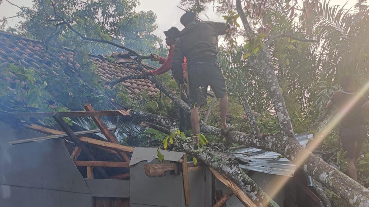 Kronologi Rumah Ambruk Timpa Satu Keluarga di Way Kanan