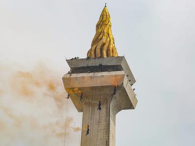 Beberapa prajurit melakukan aksi rappeling dari atas tugu Monumen Nasional (Monas) saat gladi bersih Hari Ulang Tahun (HUT) ke-80 Tentara Nasional Indonesia (TNI), Jakarta, Jumat (3/10/2025). (merdeka.com/Arie Basuki)