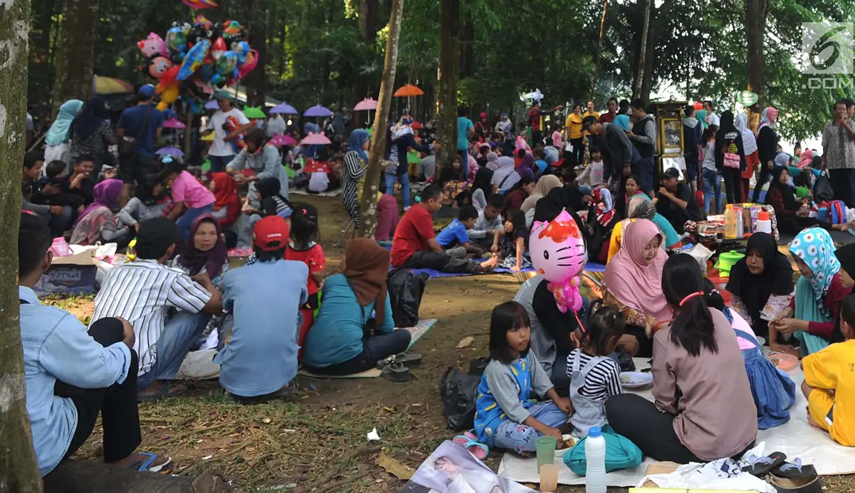 Warga berkumpul memadati hutan penelitian CIFOR saat tradisi Cucurak, di Kota Bogor, Minggu (13/5). Selain makan bersama, Cucurak merupakan tradisi saling memaafkan agar bisa memasuki bulan puasa dalam kondisi bersih. (Merdeka.com/Arie Basuki)
