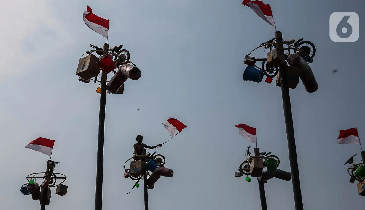 Lomba panjat pinang menjadi wujud dari sikap gotong royong rakyat Indonesia, kerjasama yang baik untuk berada di puncak kemenangan. (Liputan6.com/Angga Yuniar)