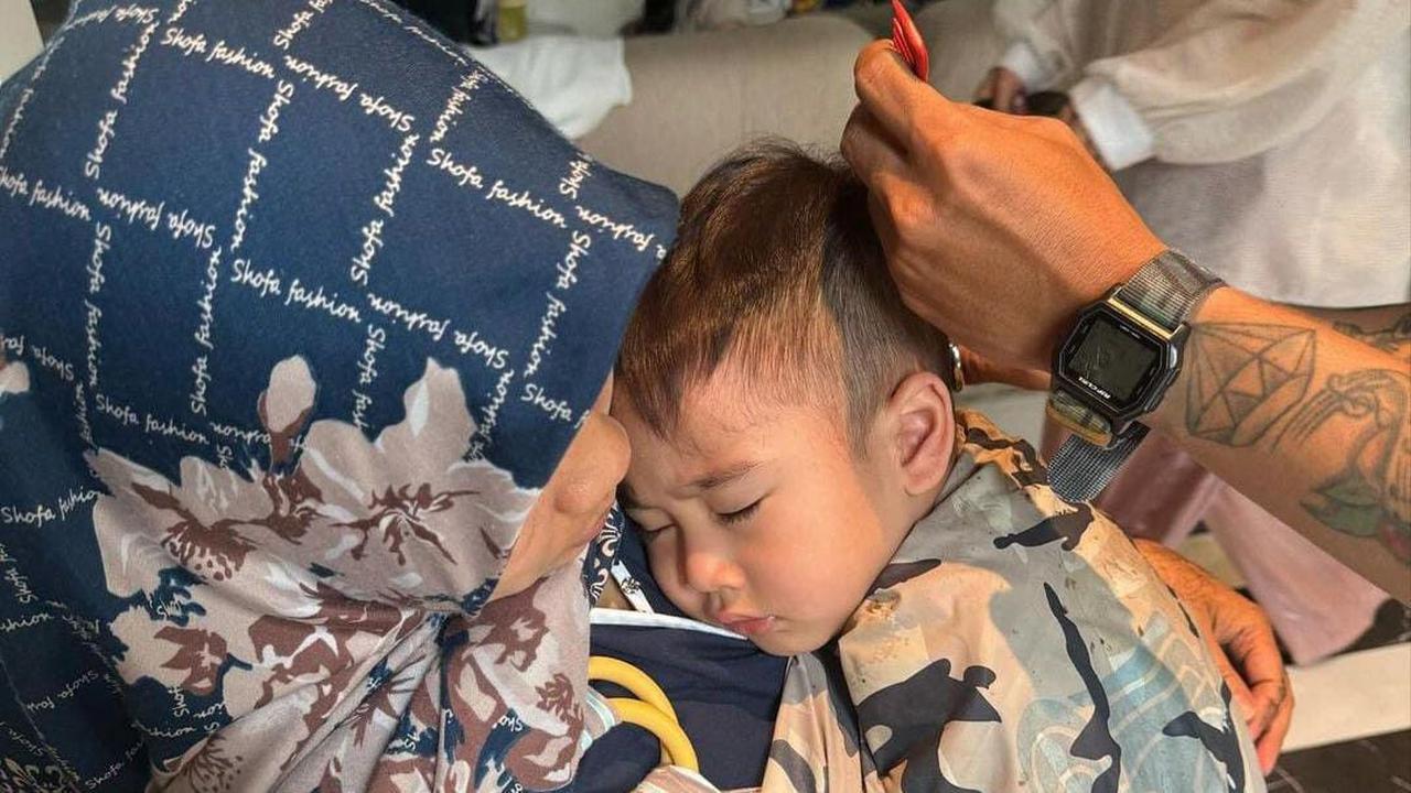 Potret Rayyanza Potong Rambut saat Tidur Digendong Sus Rini, Netizen 'Bangun-bangun Makin Ganteng