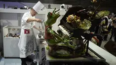 Peserta asal Jepang, Yoshiaki Uezaki sedang membuat kue dalam final Pastries World Cup 2017 di Lyon, Prancis (22/1). Di kompetisi ini satu tim terdiri dari tiga chef, satu orang di pastry, satu di cokelat, dan satu lagi di es krim. (AFP/Jean Philippe)