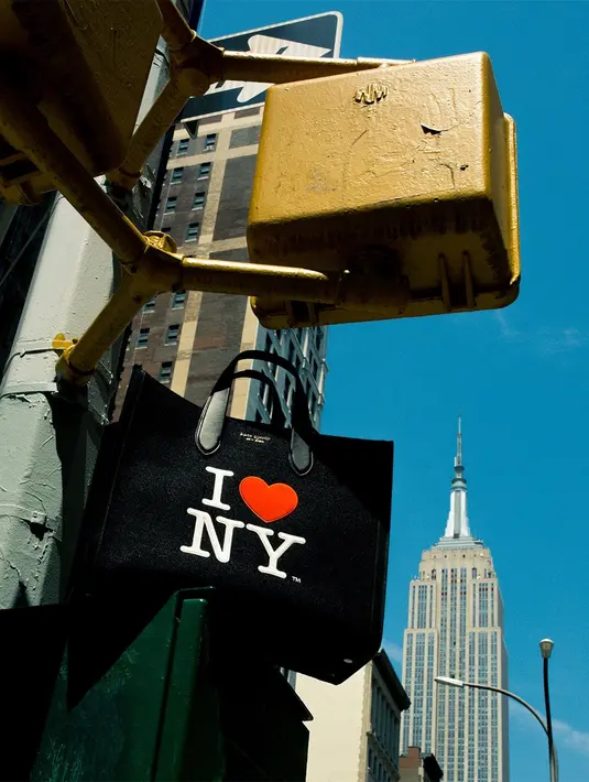 Spade Flower Jacquard tersedia dalam berbagai pilihan siluet dan gaya, termasuk tas weekender duffle dan tas bucket. Untuk koleksi ini, Kate Spade New York melanjutkan kerja sama dengan Limonta untuk memproduksi material jacquard. Foto: Document/Kate Spade New York.