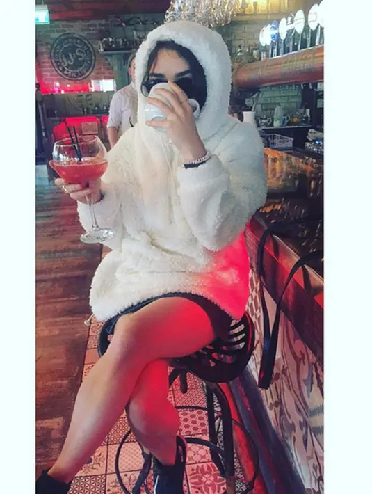 Kedekatan Joe dan Sophie sungguh membuat para penggemarnya menjadi penasaran terkait hubungan mereka yang sebenarnya. Meski begitu, para fansnya menyimpulkan keduanya memiliki hubungan spesial. (Instagram/sophiet)