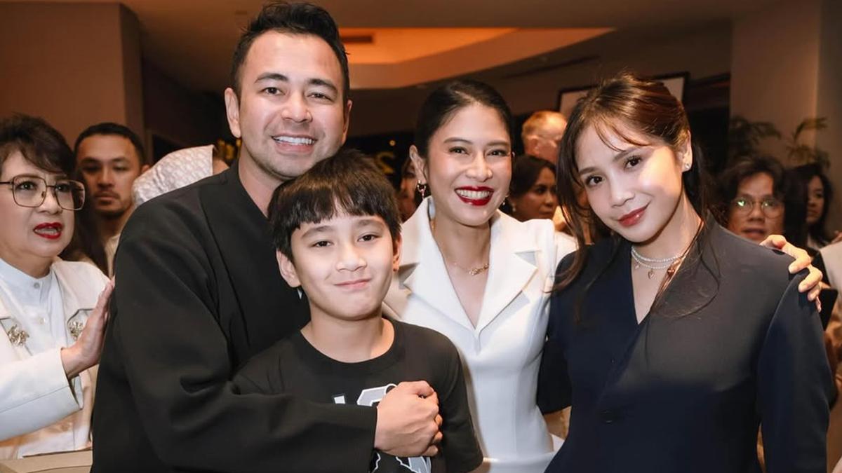 Deretan Artis Hadir di Gala Premiere Esok Tanpa Ibu, Film Terbaru Dian Sastro