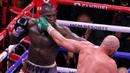 Pada ronde-ronde berikutnya, Wilder tampak kelelahan. Namun, Wilder sepertinya tidak mau menyerah dan terus menerima gempuran dari Fury. (AFP via Getty Images/Ethan Miller)