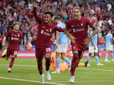 Pemain Liverpool merayakan gol ketiga timnya yang dicetak oleh Darwin Nunez (kanan) pada ajang Community Shield 2022/2023 melawan Manchester City di King Power Stadium, Minggu (31/07/2022) dini hari WIB. (AP/Frank Augstein)