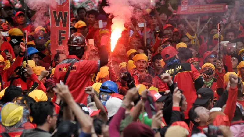 Buruh Nyalakan Flare-JAkarta- Yoppy Renato-20170501