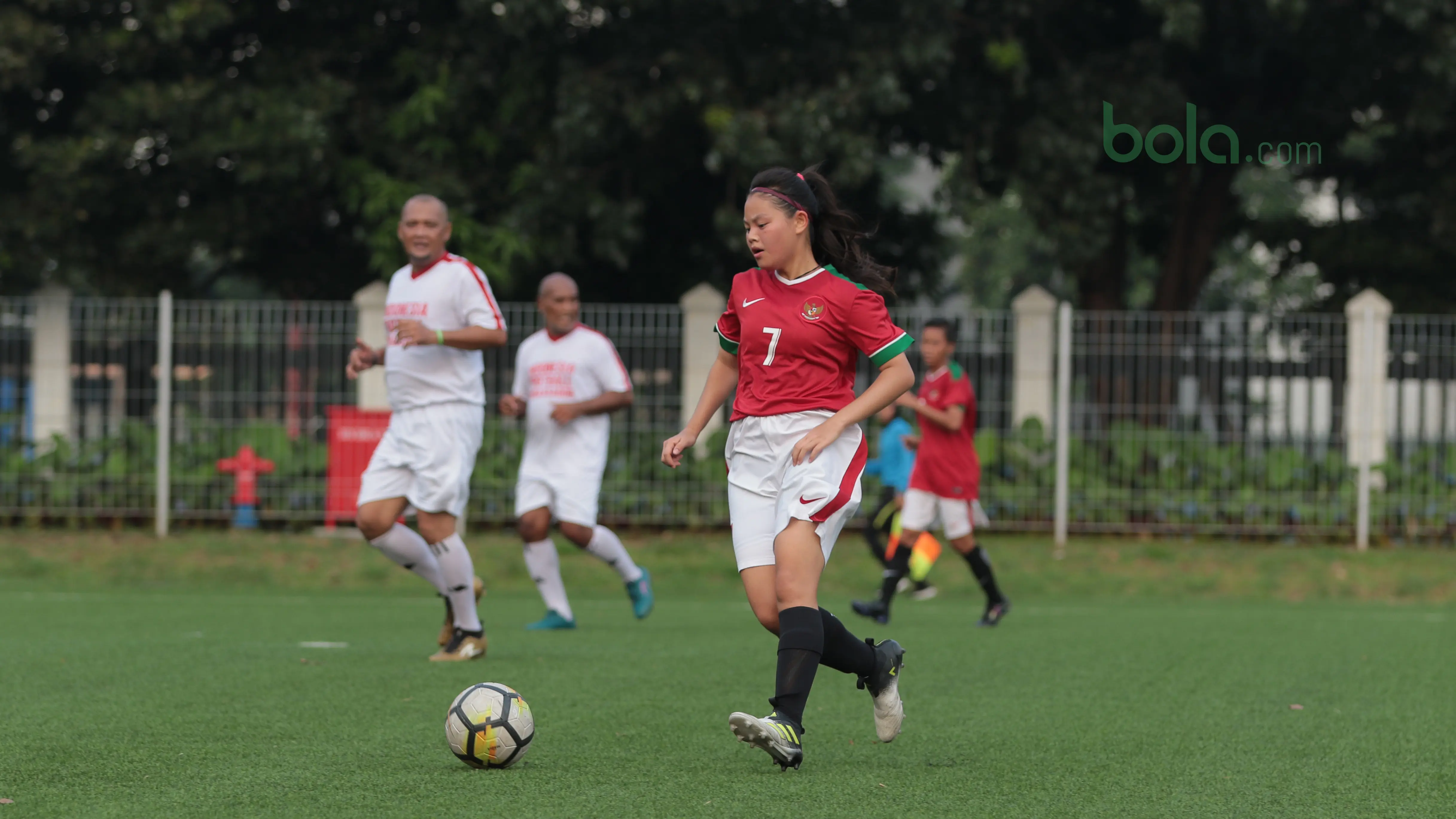 Pemain Timnas Wanita Indonesia, Dhanielle Daphne menggiring bola saat melawan Legenda Indonesia pada laga uji coba di Lapangan ABC Senayan, Jakarta, Kamis (5/4/2018). Timnas Wanita Indonesia menang 3-2. (Bola.com/Nick Hanoatubun)