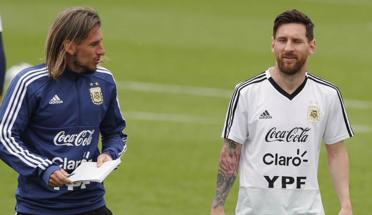 Striker Argentina, Lionel Messi, berbincang dengan asisten pelatih, Sebastian Becacece, saat latihan di Bronnitsy, Rusia, Rabu (13/6/2018). Lionel Messi menjadi tumpuan Timnas Argentina untuk menjuarai Piala Dunia 2018. (AP/Ricardo Mazalan)