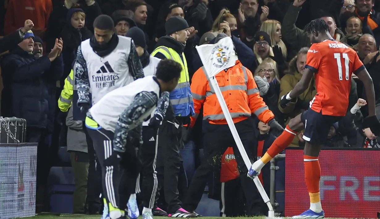 Selebrasi striker Luton Town, Elijah Adebayo setelah mencetak gol penyeimbang 2-2 ke gawang Arsenal pada laga lanjutan pekan ke-15 Liga Inggris 2023/2024 di Kenilworth Road, Luton, Rabu (6/12/2023) dini hari WIB. (AP Photo/Ian Walton)