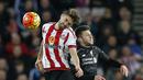  Adam Lallana (kanan) berusaha menyundul bola saat duel dengan pemain Sunderland, Fabio Borini pada Lanjutan Liga premier Inggris di Stadion Light, Inggris, Kamis (31/12/31) dini hari WIB. (Reuters/Andrew Yates)