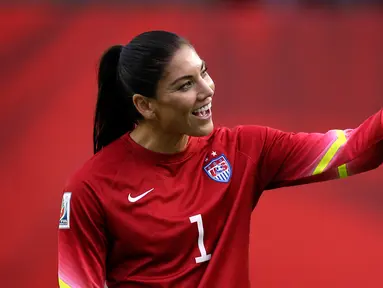 Kiper Wanita Amerika Serikat, Hope Solo menyapa pengemarnya usai bertanding melawan Kolombia di Piala Dunia Wanita 2015 di Stadion Commonwealth, Kanada, Senin (22/6/2015). Amerika Serikat menang 2-0 atas Kolombia. (Reuters/Erich Schlegel)