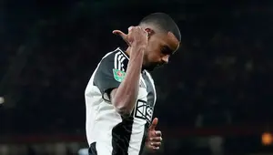 Alexander Isak merayakan gol pada semifinal leg pertama Carabao Cup 2024/2025 antara Arsenal melawan Newcastle, Rabu, 8 Januari 2025.
