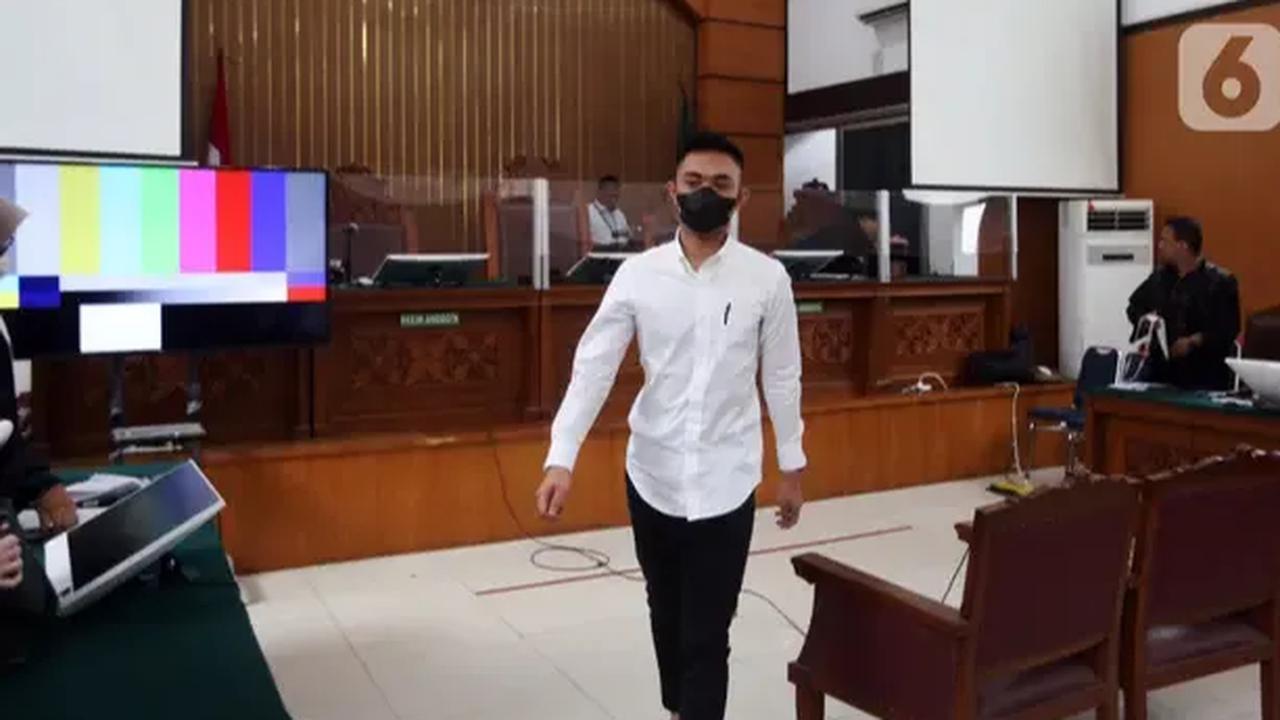 Hakim kemudian meminta Jonathan untuk memberikannya terlebih dahulu kepada tim jaksa penuntut umum sebelum diberikan kepadanya.&nbsp;