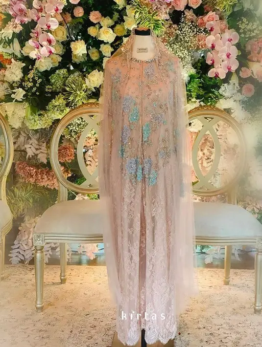Di momen pengajian, ia mengenakan kebaya modern warna peach soft pink dari Kírtas by Cinintya Syakyakirti. @kirtasofficial.