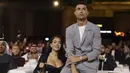 Pemain Portugal, Cristiano Ronaldo bersama kekasihnya, Georgina Rodriguez hadir dalam acara Globe Soccer Awards yang berlangsung di Dubai, Uni Emirat Arab, Jumat (27/12/2024) waktu setempat. (AP Photo/LaPresse/Fabio Ferrari)