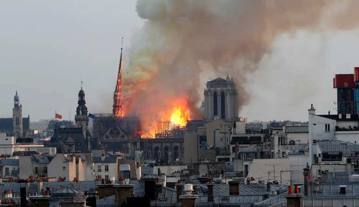 Api berkobar dari Katedral Notre Dame saat terbakar di Paris, Prancis, Senin (15/4/2019). Pemugaran Notre Dame mencapai tonggak sejarah pada Jumat, 8 Desember 2023: satu tahun hingga katedral membuka kembali pintu besarnya untuk umum. (AP Photo/Thibault Camus, File)