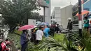 Sebelumnya, Badan Meteorologi, Klimatologi, dan Geofisika (BMKG) menyampaikan bahwa wilayah Jakarta dan sekitarnya mulai memasuki periode musim hujan yang disertai potensi cuaca ekstrem. Imbauan kewaspadaan terus disampaikan kepada masyarakat, terutama saat beraktivitas di luar ruangan maupun berkendara di tengah cuaca buruk. (merdeka.com/Arie Basuki)