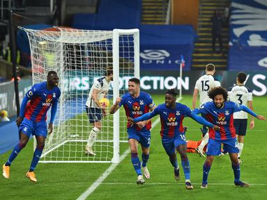 Para pemain Crystal Palace merayakan gol penyeimbang 1-1 yang dibuat gelandang Jeffrey Schlupp (tengah) ke gawang Tottenham Hotspur dalam laga lanjutan Liga Inggris 2020/21 pekan ke-12 di Selhurst Park Stadium, Minggu (13/12/2020). Palace bermain imbang 1-1 dengan Tottenham. (AFP/Glyn Kirk/Pool)