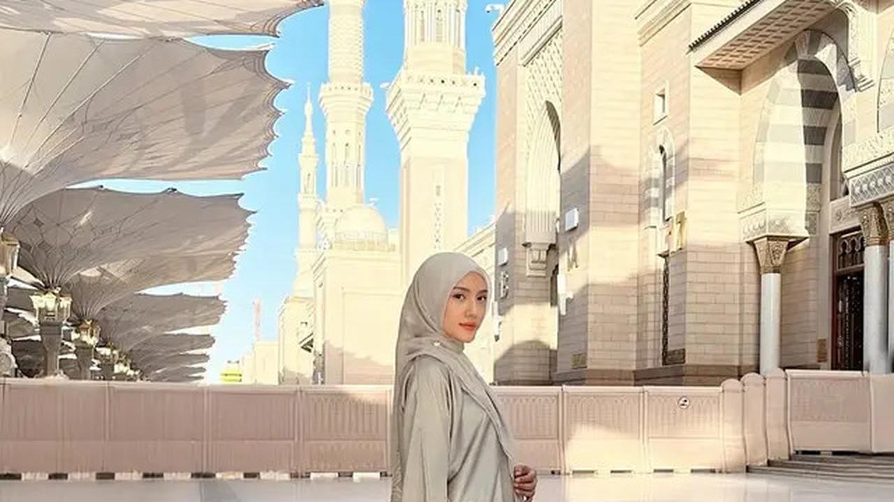 Gaya Annisa Aziza Pakai Hijab dan Baju Syar'i saat Umroh, Tampil Anggun dan Memukau