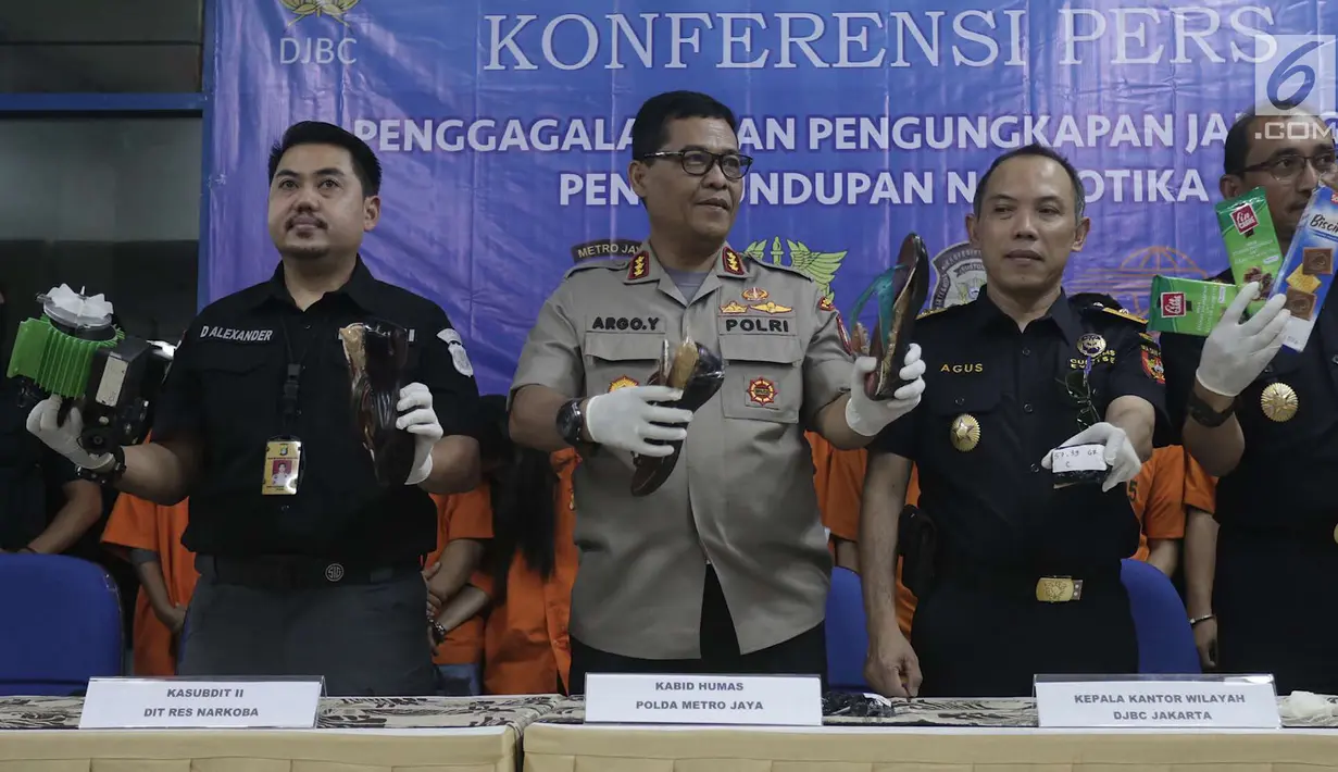 Petugas menunjukkan barang bukti penyelundupan kasus narkoba di Gedung Kantor Pos Pasar Baru, Jakarta, Senin (10/9). Barang bukti berupa 719,8 gram methampethamine, 50ribu butir ekstasi, 4 kg daun khat, 4 kg ketamine. (Liputan6.com/Immanuel Antonius)