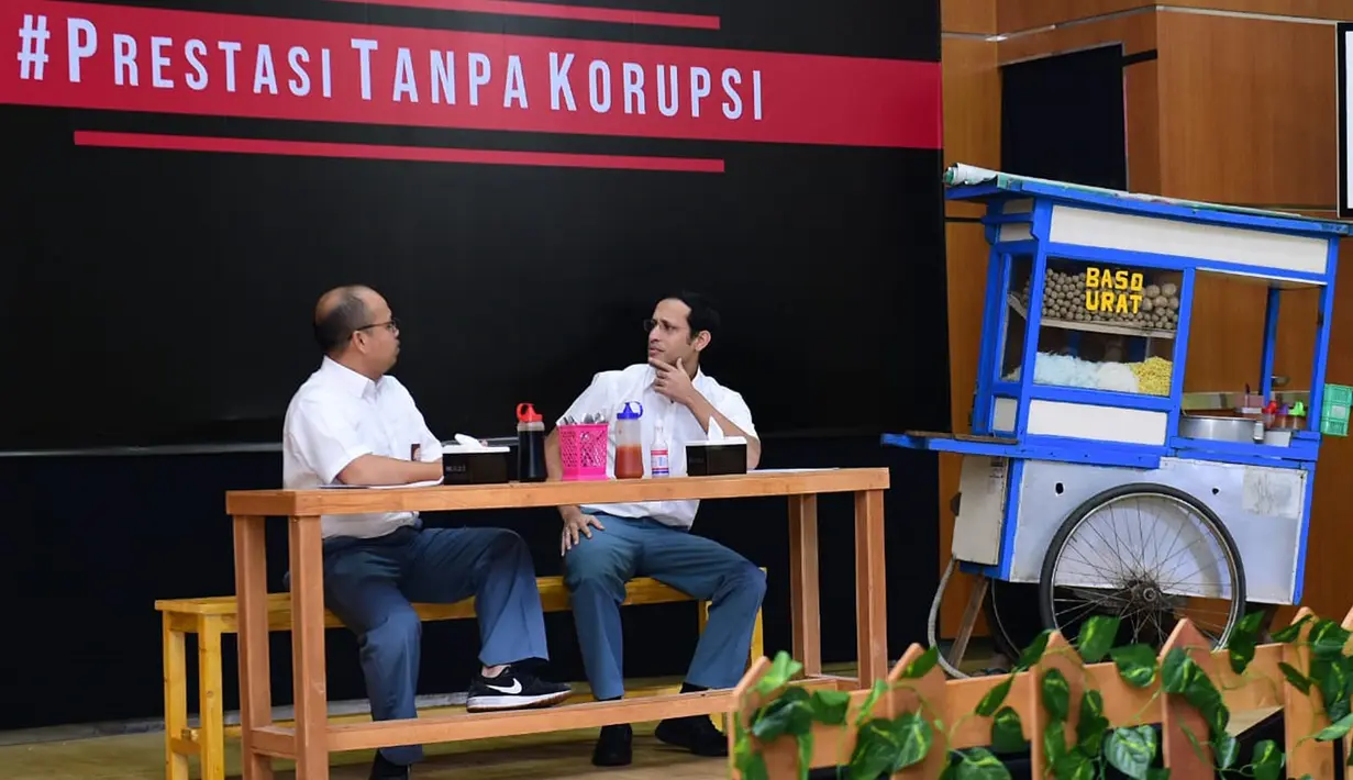 Mendikbud Nadiem Makarim (kanan) dan Komedian Sogi Indra Dhuaja (kiri) saat tampil dalam drama bertajuk Prestasi Tanpa Korupsi di SMKN 57, Jakarta, Jakarta Selatan, Senin (9/12/2019). Kegiatan tersebut dalam rangka memperingati Hari Antikorupsi Sedunia. (Foto:Biropress Kepresidenan)