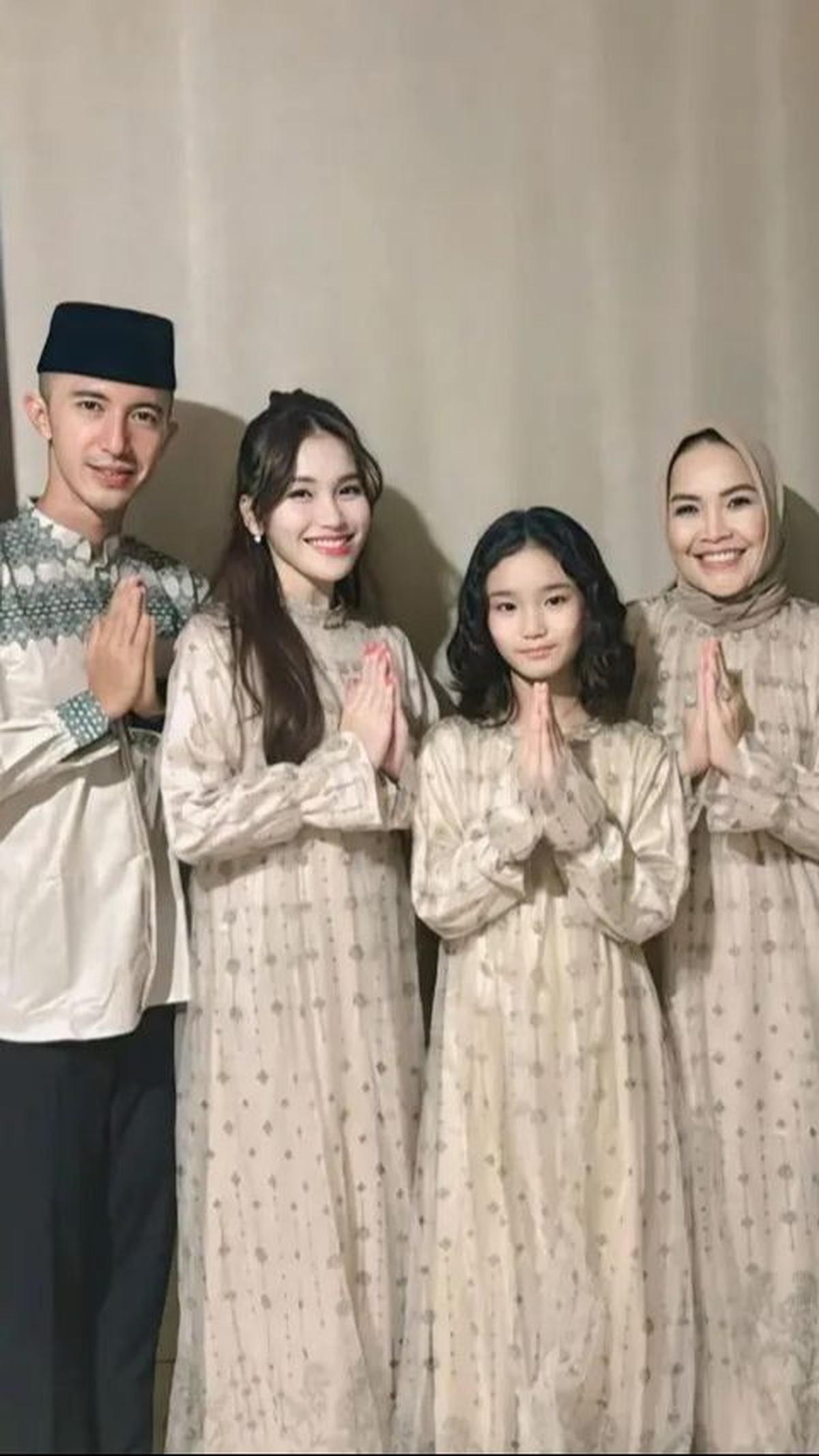 Fardhana juga memanfaatkan kesempatan ini untuk berkumpul bersama dengan Umi Kalsum dan Ayah Ojak, menunjukkan bahwa hubungan mereka semakin erat.<br>