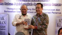 Ketua DPD RI periode 2009-2016 Irman Gusman (kanan) meluncurkan buku baru dalam rangkaian perayaan Hari Kebangkitan Nasional 20 Mei 2021 yang turut dihadiri Ketua DPD RI LaNyalla Mahmud Mattalitti (kiri), Kamis (20/5/2021). (Ist)