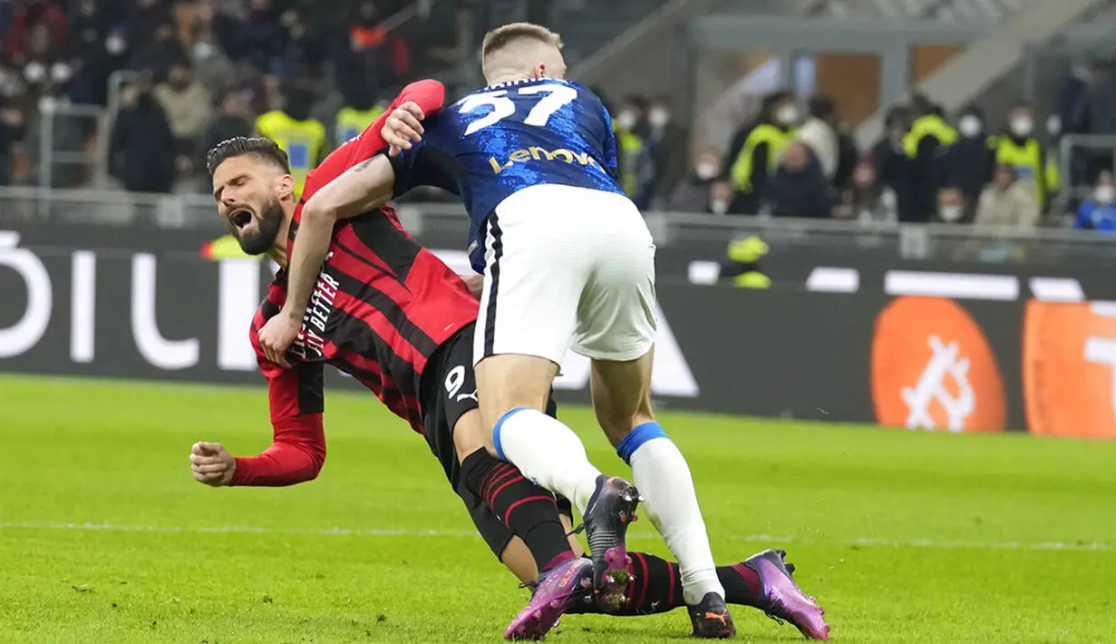 Pemain AC Milan Olivier Giroud (kiri) ditekel oleh pemain Inter Milan Milan Skriniar pada pertandingan leg pertama semifinal Coppa Italia di Stadion San Siro, Milan, Italia, 1 Maret 2022. Pertandingan berakhir imbang 0-0. (AP Photo/Antonio Calanni)